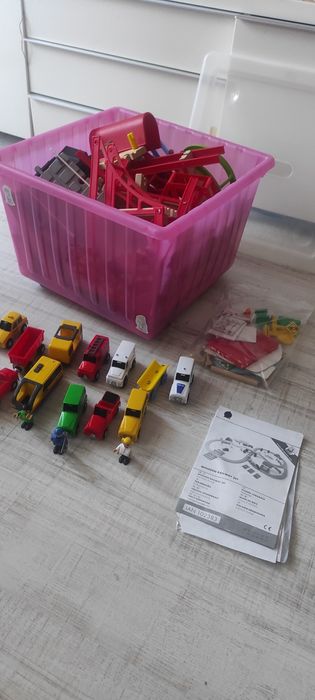 zestaw drewnianych torów z pojazdami