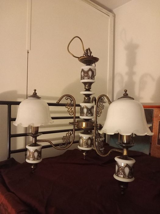 Candeeiro de teto vintage em bronze e vidro – peça clássica e elegante