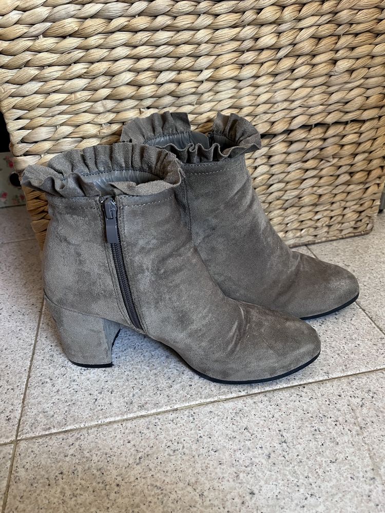 Botins de salto cinza