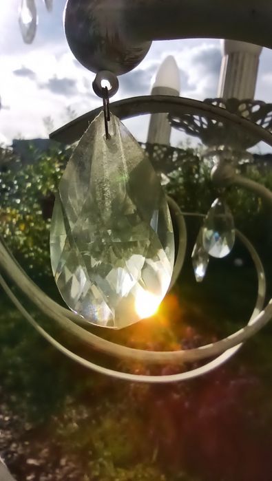 Lampa wisząca, żyrandol z ozdobnymi kryształami marki Ikea.