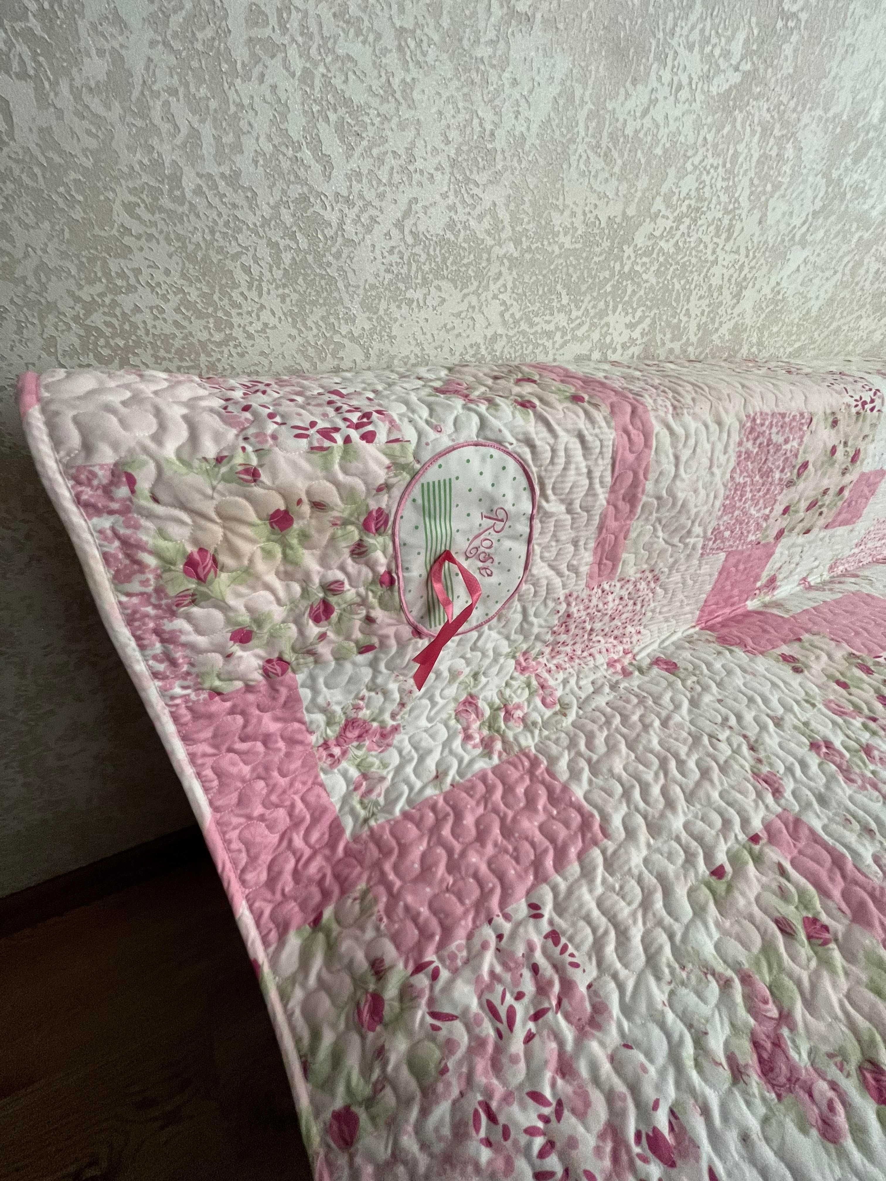 Декоративное розово-белое покрывало/одеяло