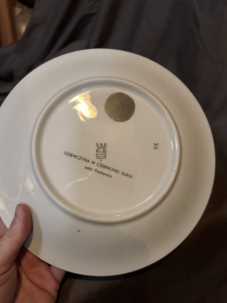 Porcelanowy stary talerz ozdobny prl Dziewczyna w czerwonej sukni