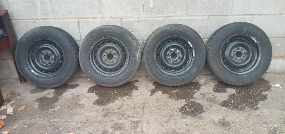 Продам комплект зимової резини р 13 Ваз