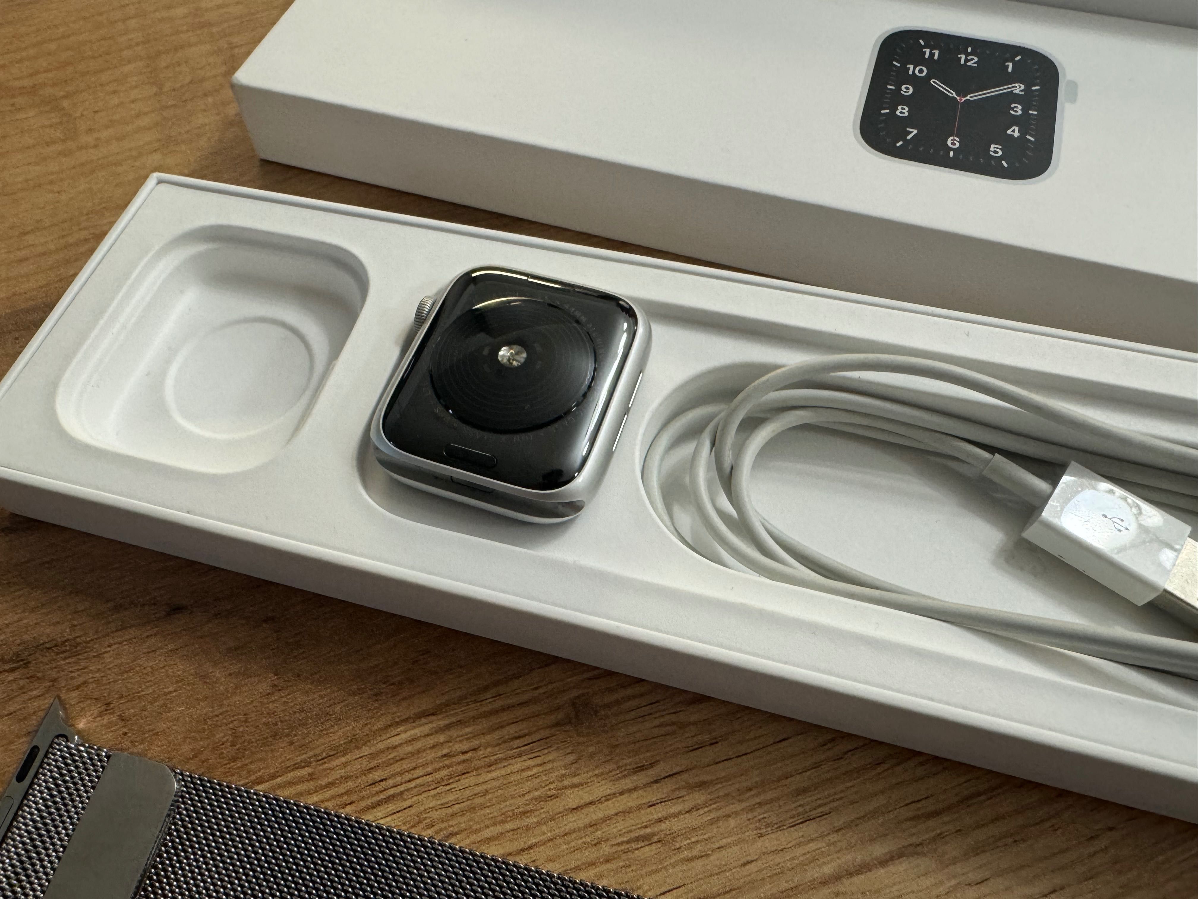 Apple Watch SE 44 mm silver aluminium