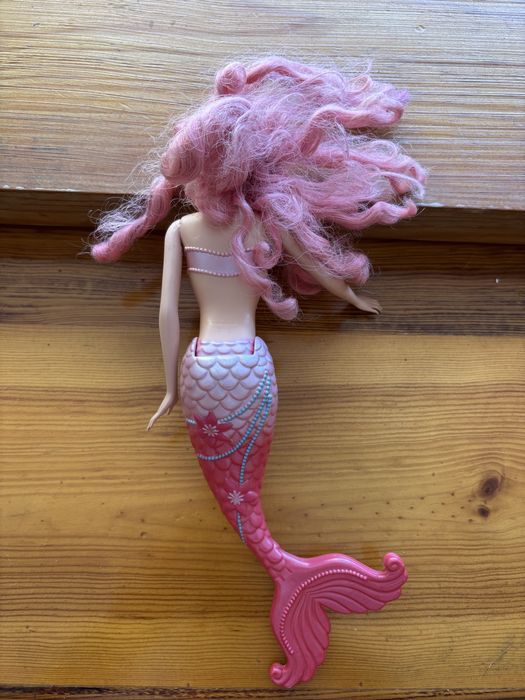 Barbie sereia com tons rosa e em ótimo estado