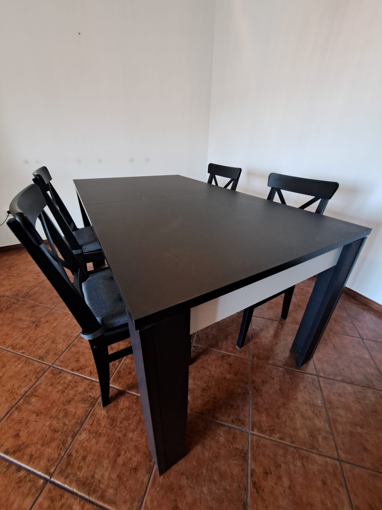 Mesa de jantar extensível com 4 cadeiras