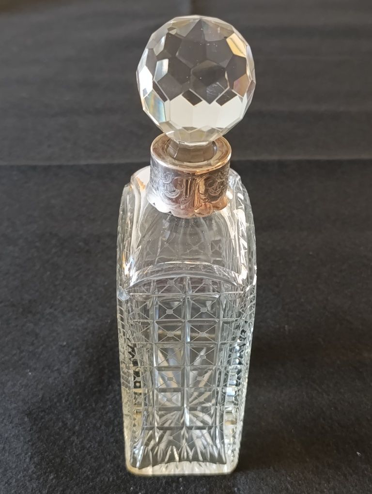 Garrafa de cristal com gargalo em prata