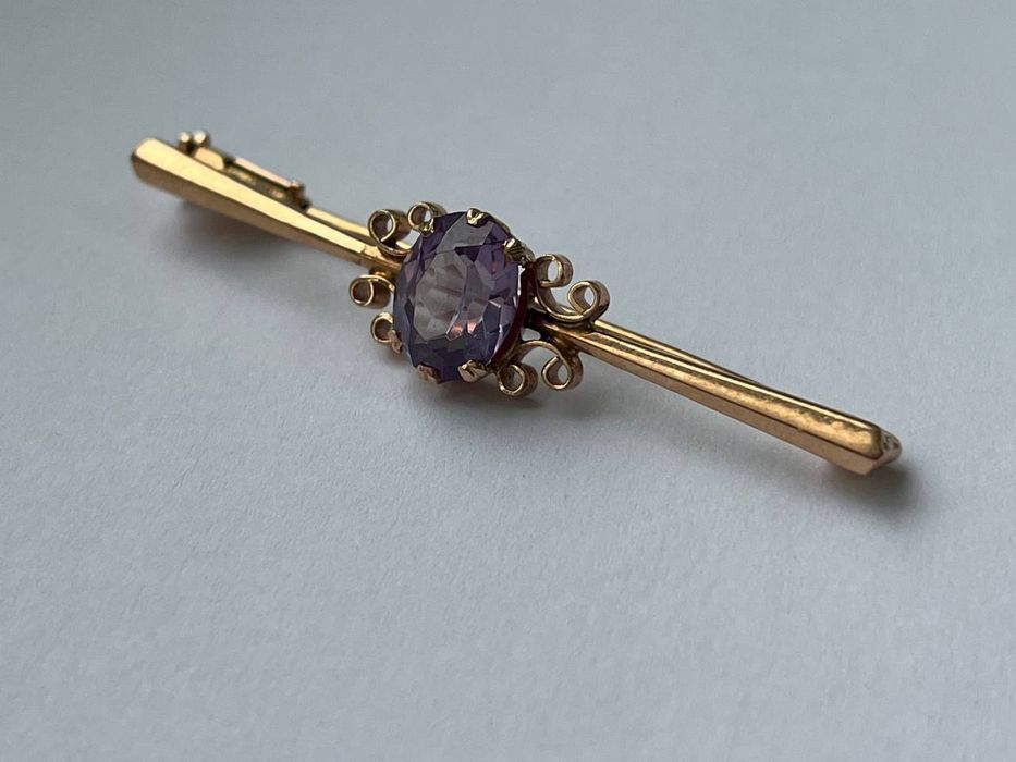 Антикварна золота брошка з александритом