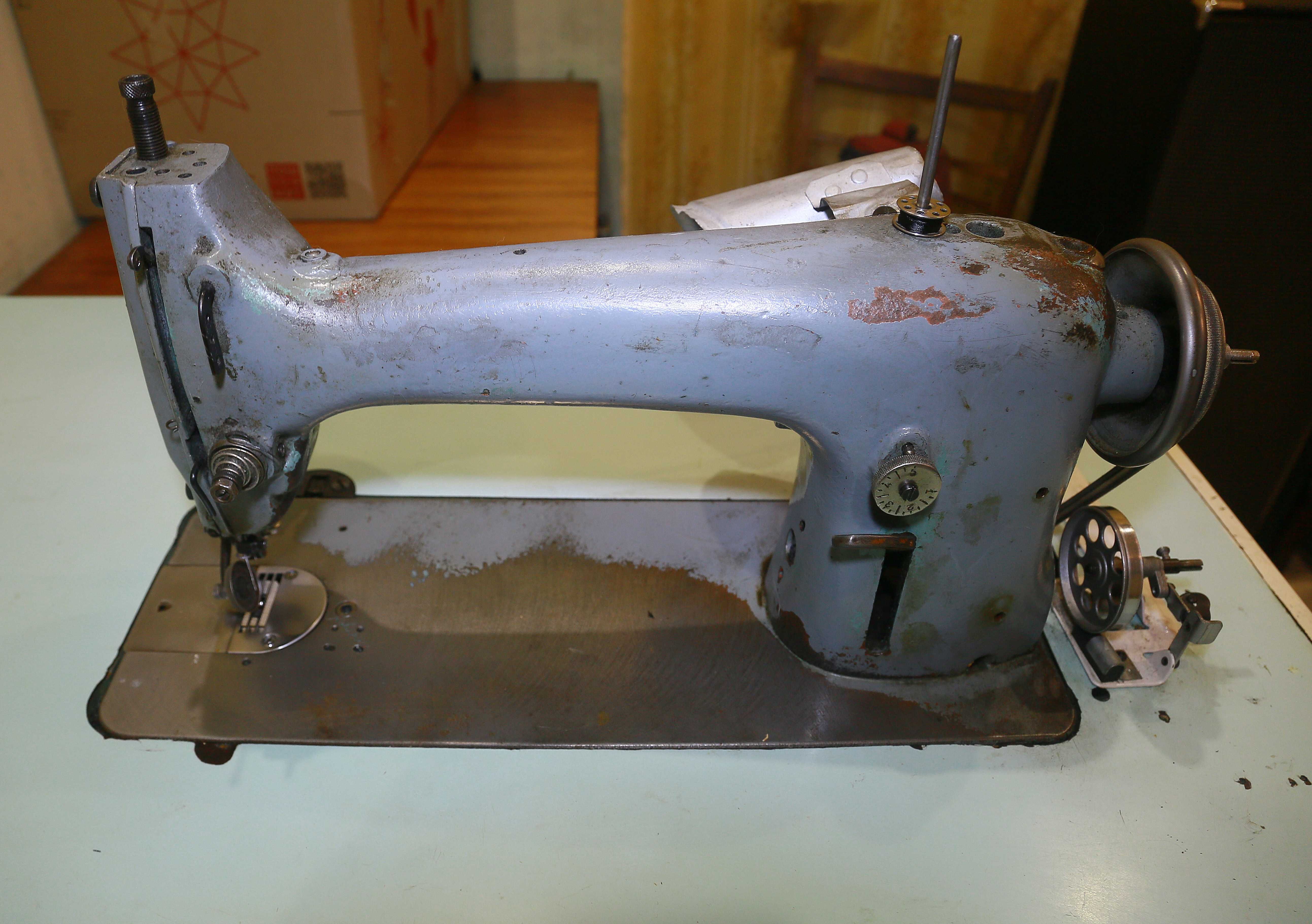 Швейна машинка 22, з столом та мотором, шкіра, замінник, тканина