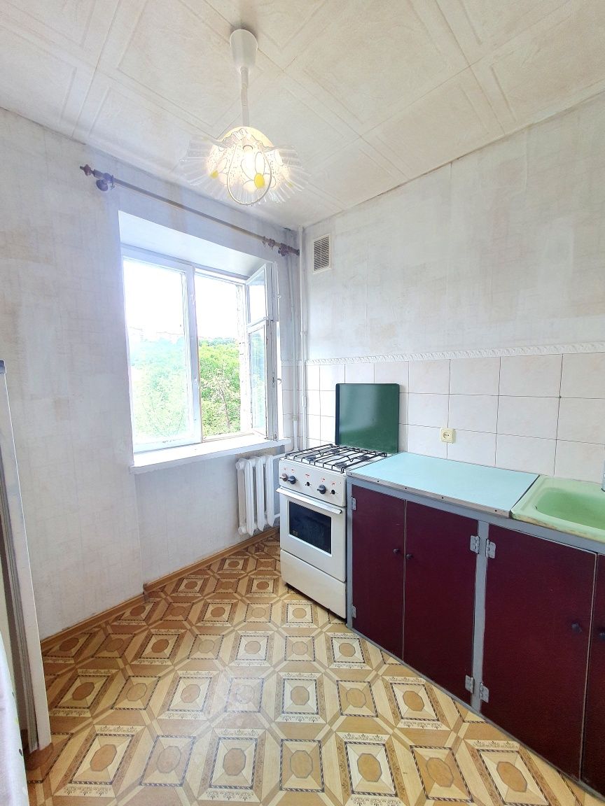 Продам 1 к.кв Бавария,  метро Холодная Гора