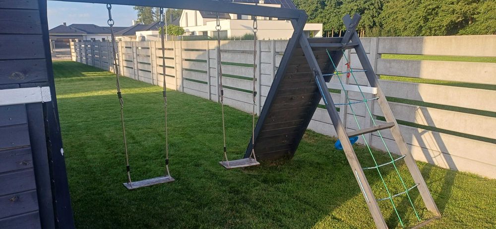 Drewniany domek dla dzieci ze zjeżdżalnią