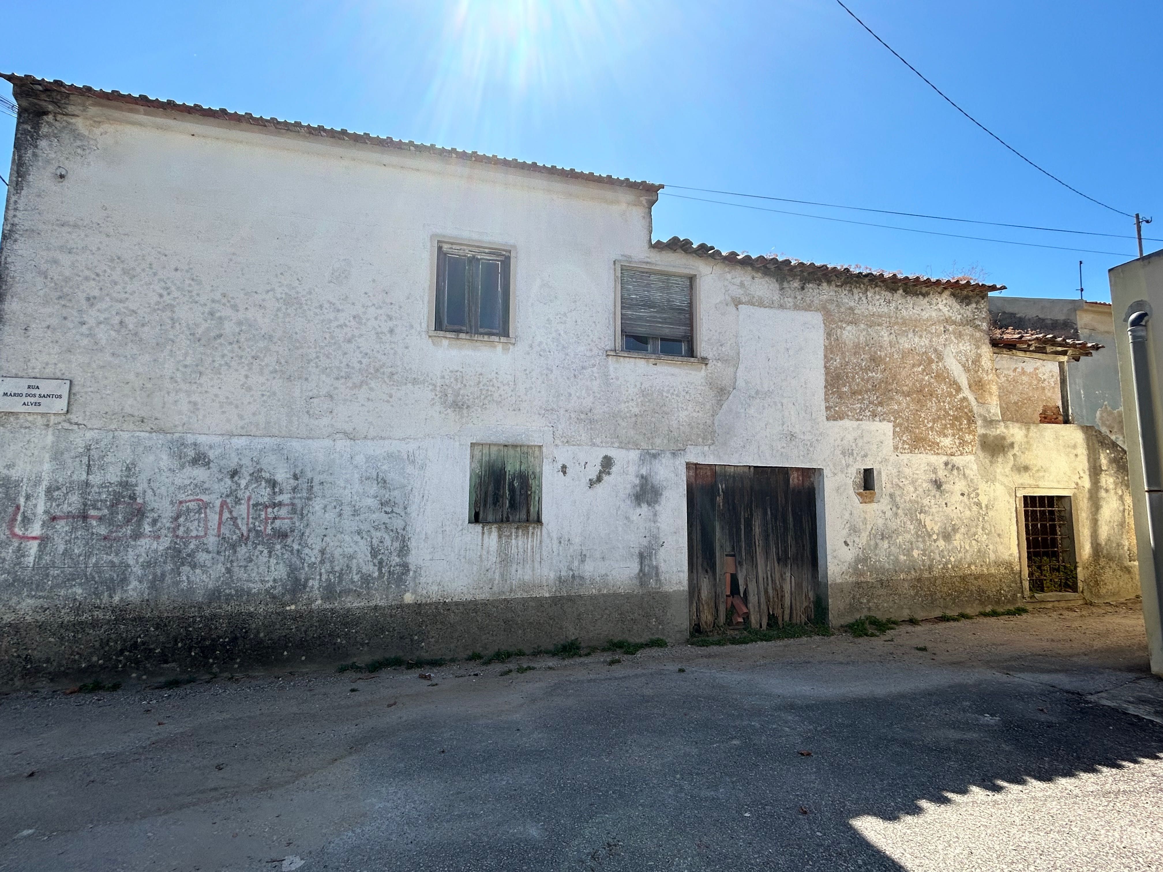 Moradia para reconstrução com projeto de arquitetura aprovado