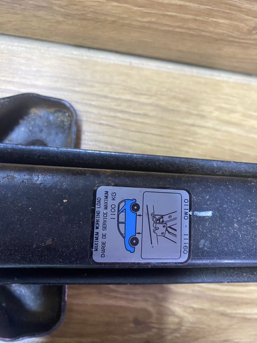 Домкрат, ключ, буксирувальна петля, крюк Toyota RAV4
