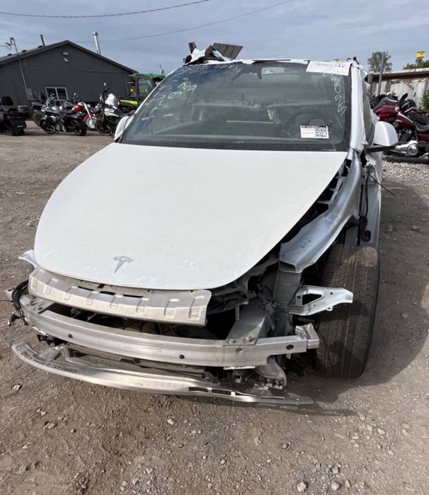 Тесла X продаж в дорозі