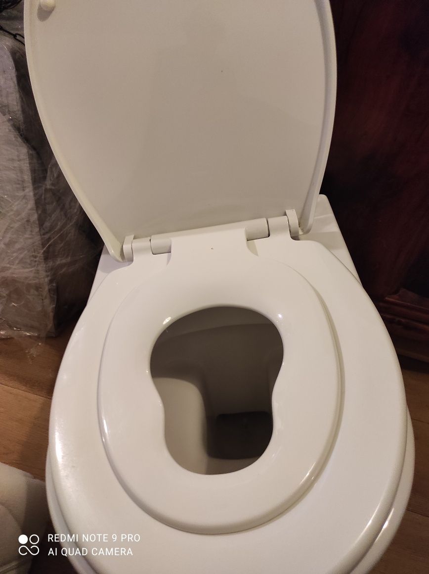 Miska WC wisząca z deską sedesową