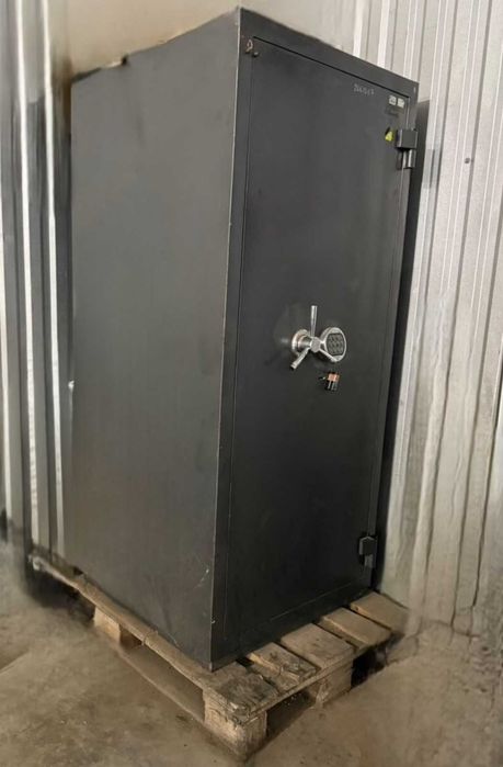 Продам великий сейф CL II.150.K.E Emergency