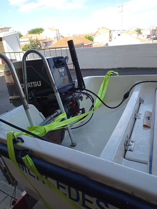 Embarcação de recreio 4,70m 25 HP e respectivo atrelado