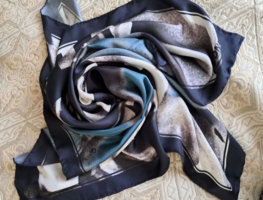 Тонкий платок з натурального шовку відомого бренду Fisba Stoffels.