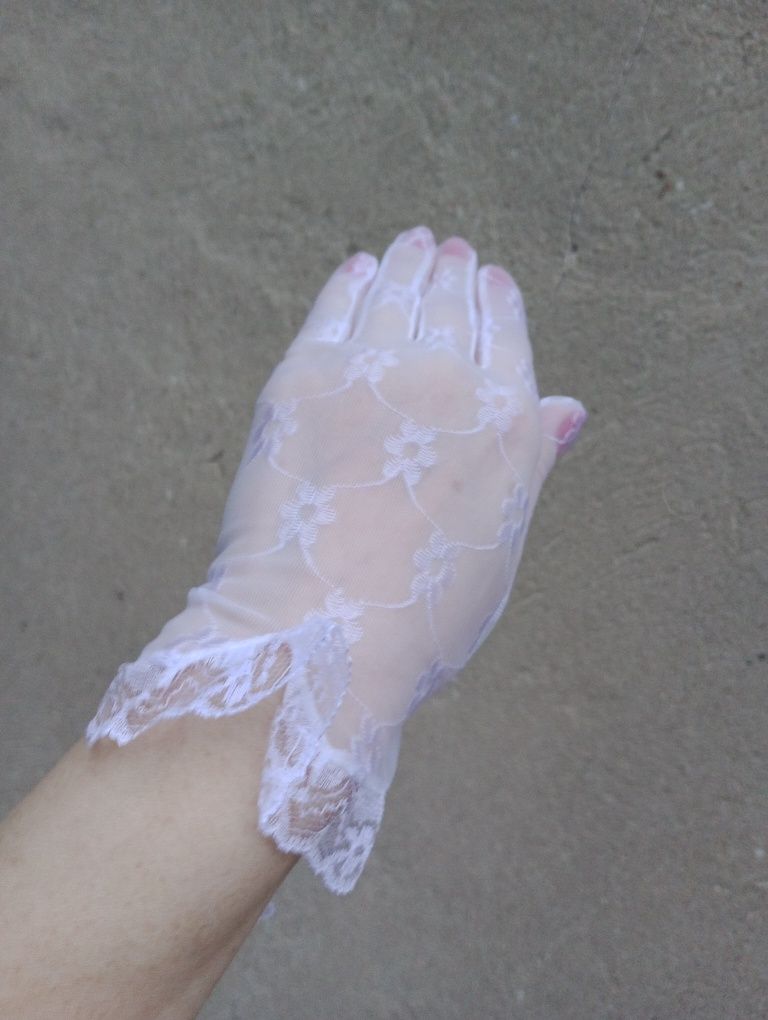 Haftowane rękawiczki białe krótkie