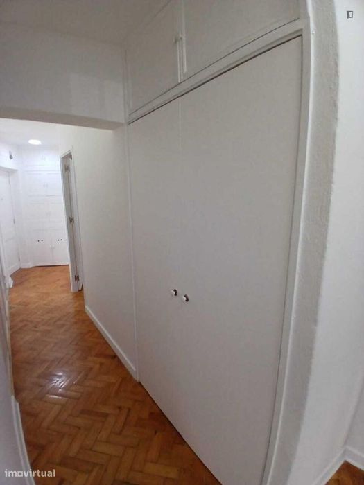 Quarto - localizado em Olivais Lisbon