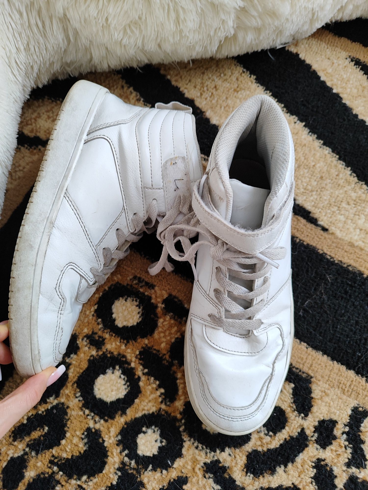 Белые высокие кроссовки, черные тканевые Skechers кроссовки
