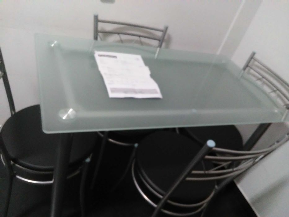 Mesa e 4 cadeiras nova por 100€,com factura e moderna