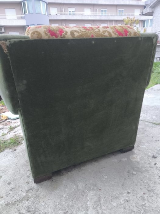 Poltrona vintage verde com estofo em veludo e padrão floral