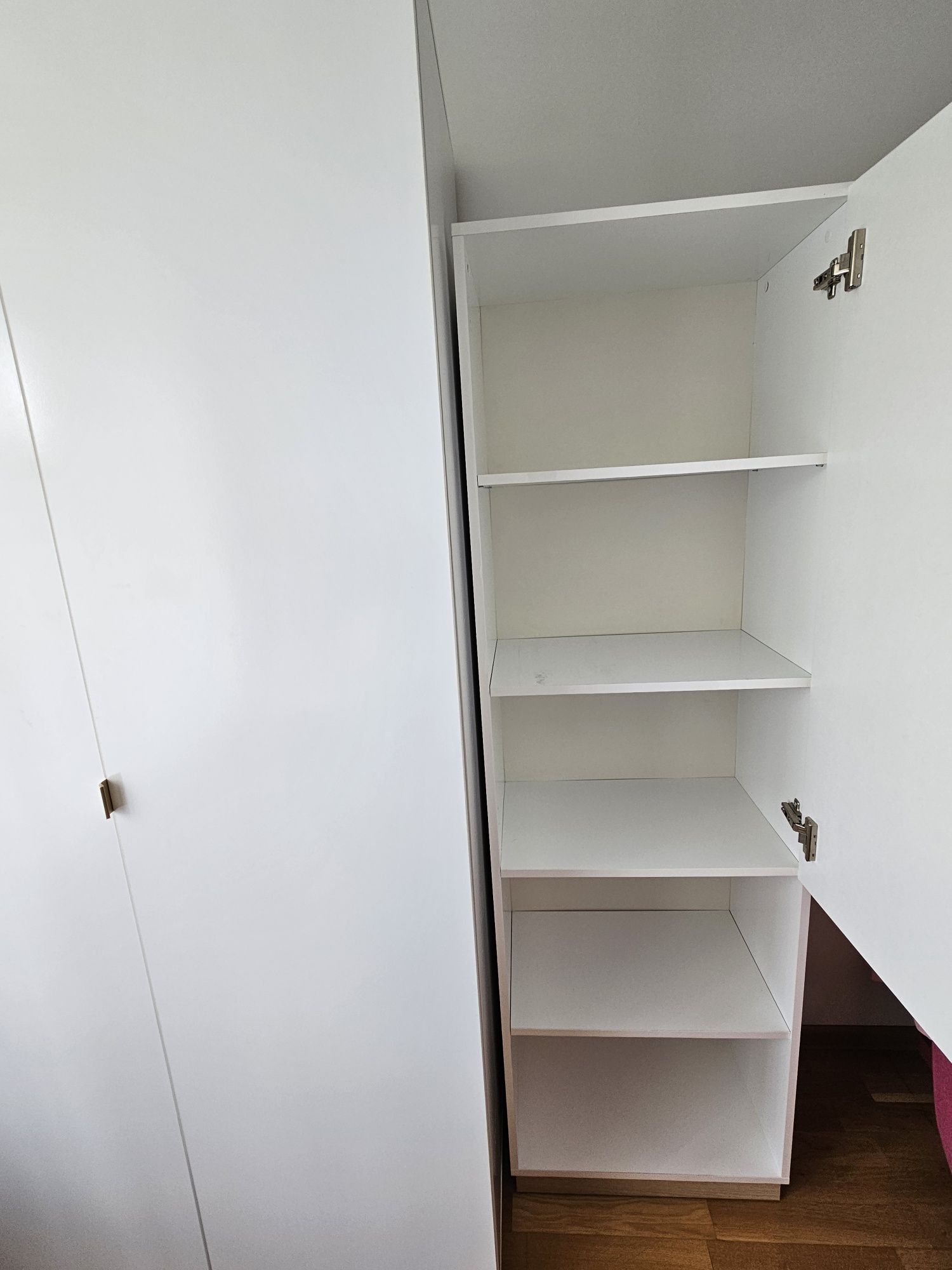 Zestaw białych mebli w bardzo dobrym stanie
