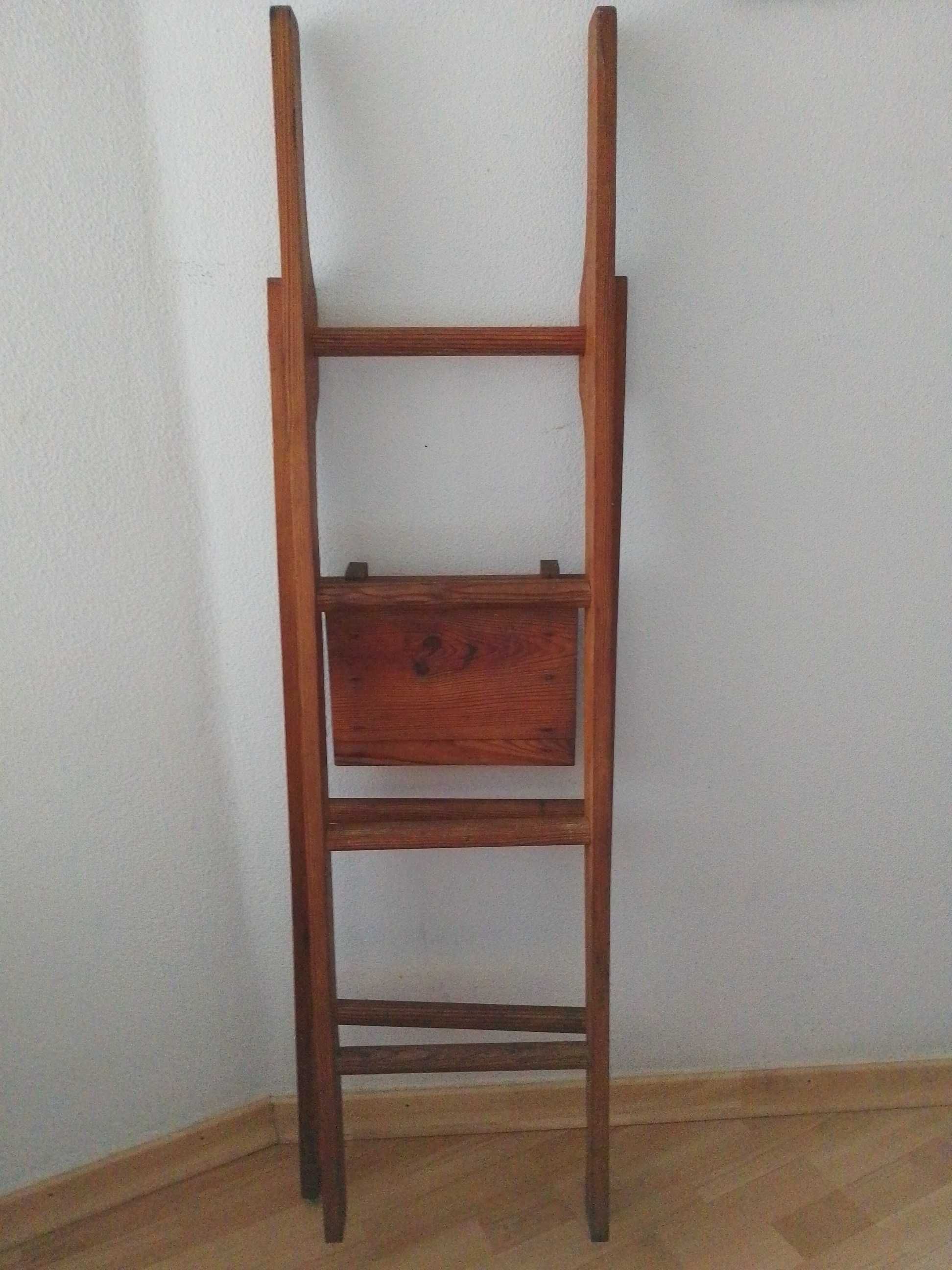 Escada ou Escadote de Madeira Muito Antigo