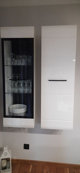 Zestaw do salonu, komoda biała i 4 witrynki podświetlane BRW