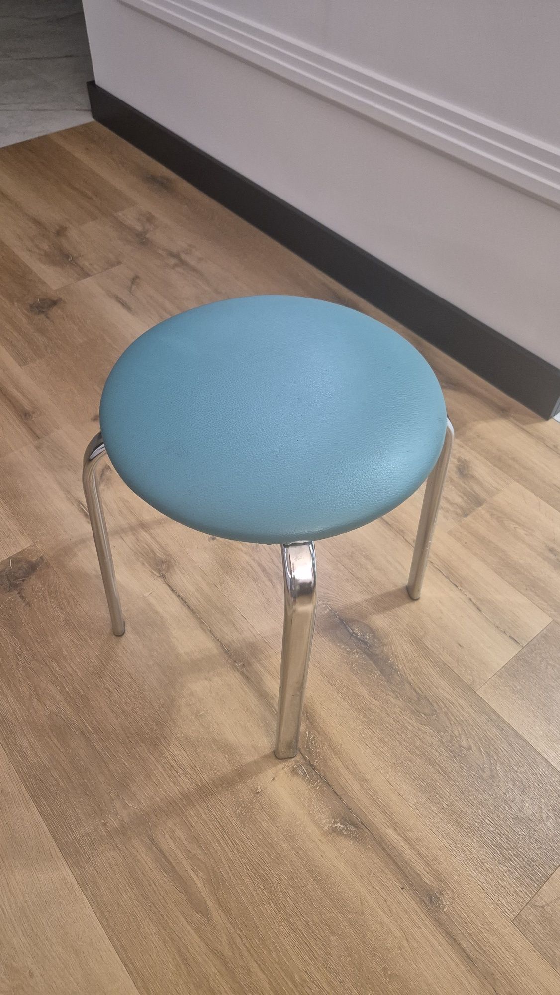 Taboret Chico chromowane nogi