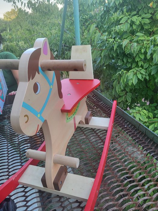 Деревянная лошадка-качалка