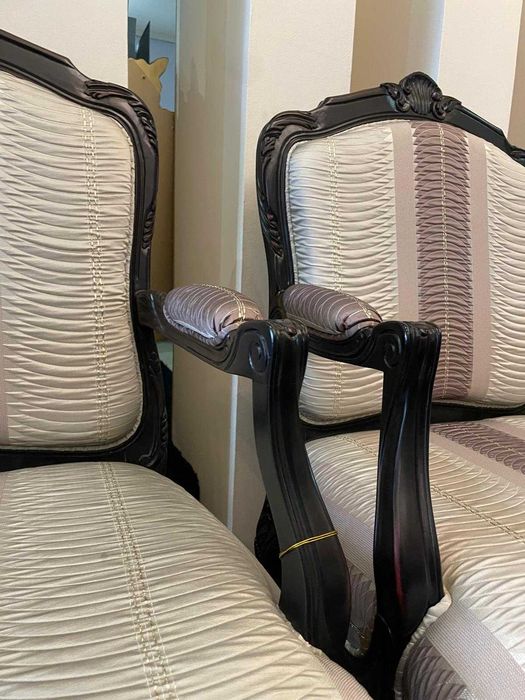 Par de poltronas clássicas em madeira e estofo de exposição
