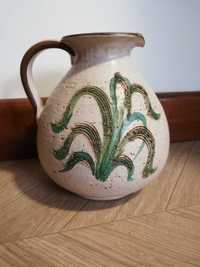 Dzbanek ceramiczny z uchem z roślinnym wzorem