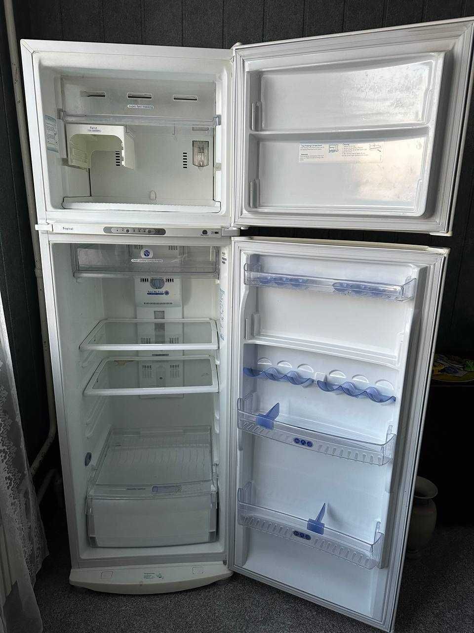 Продам холодильник двухкамерный Whirlpool  No Frost идеальное состояни