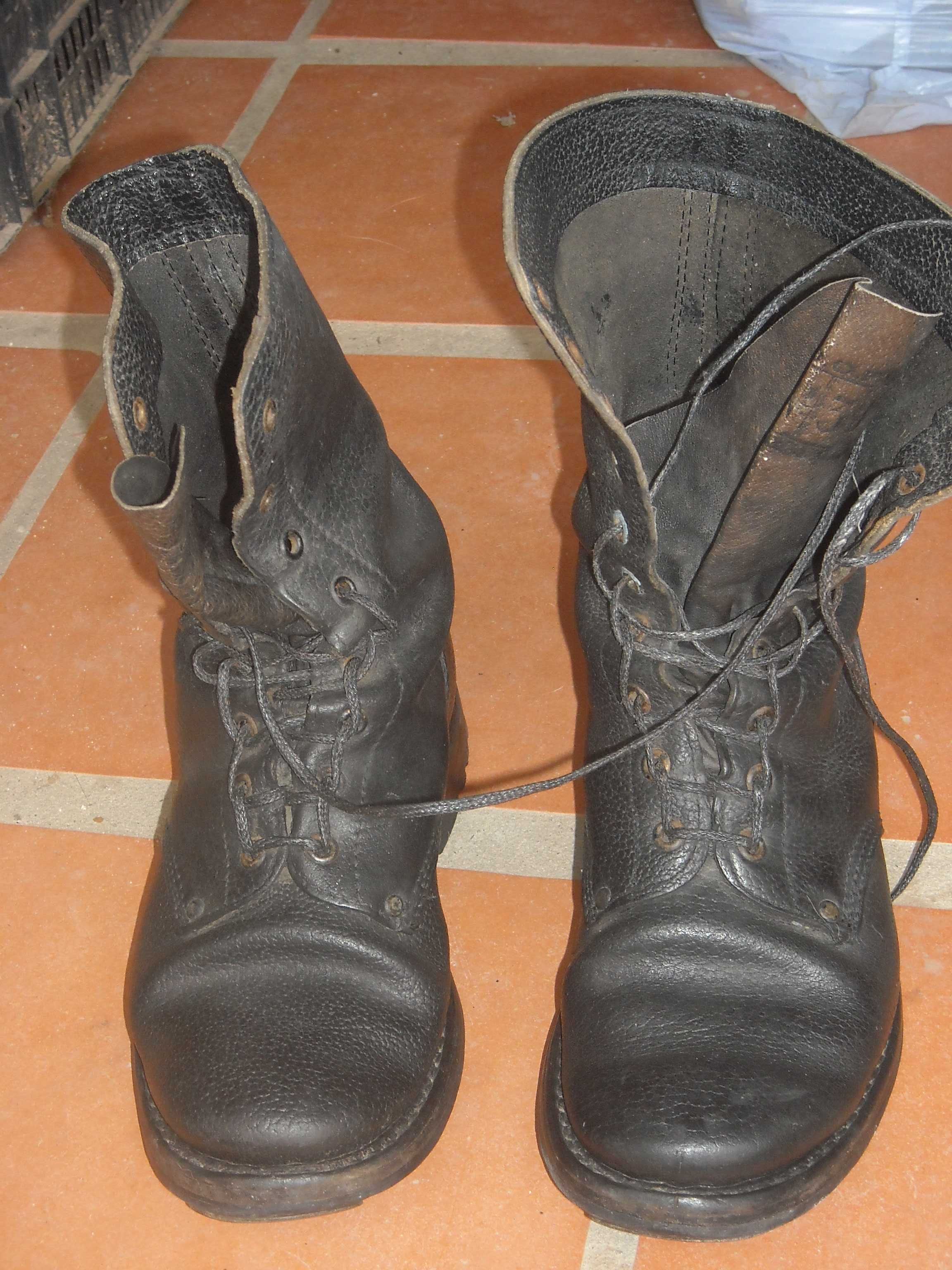 Botas da tropa antigas com pouco uso