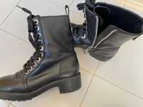 Botas pretas tipo tropa
