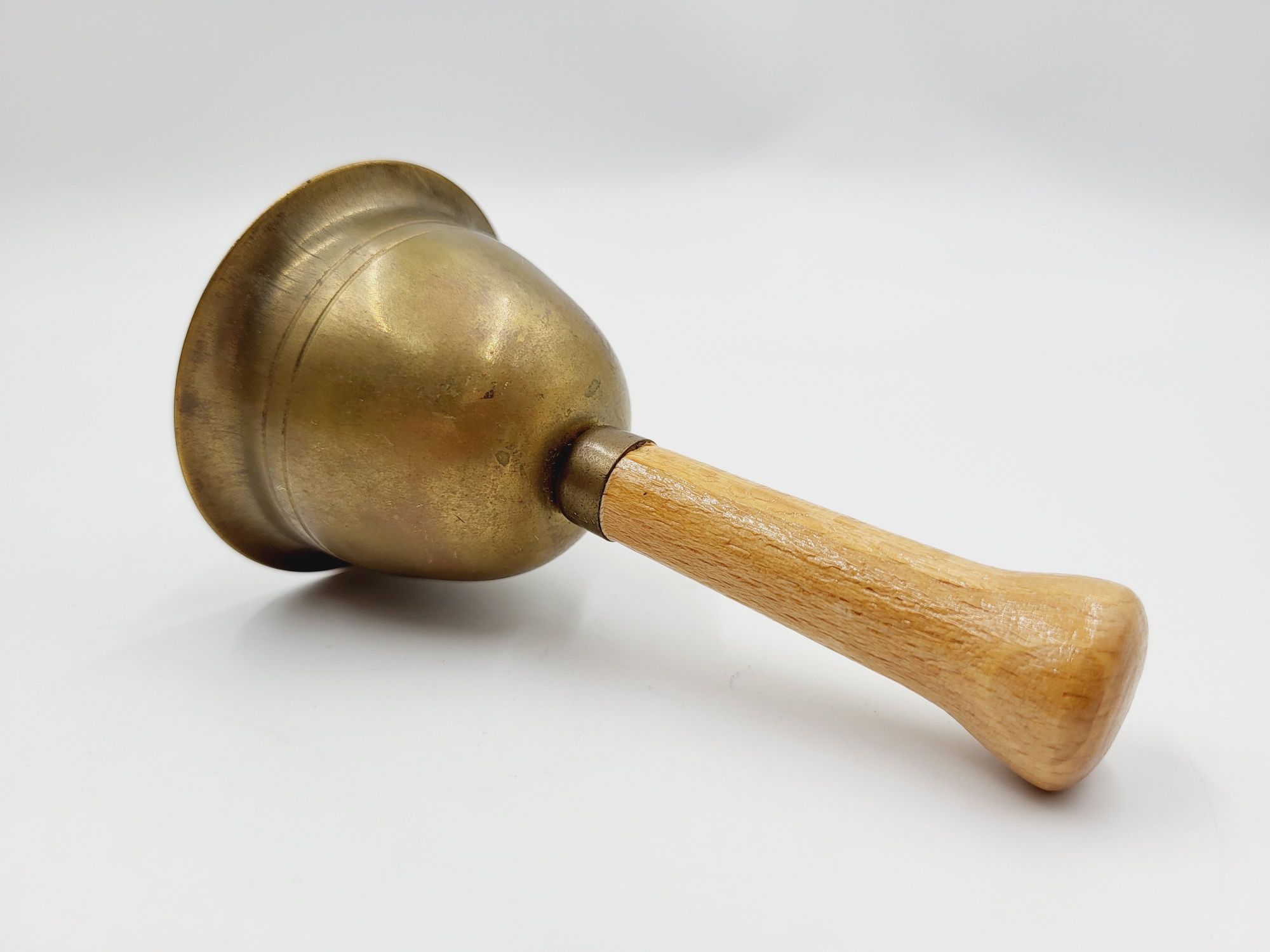 Mosiężny dzwonek z drewnianą rączką
