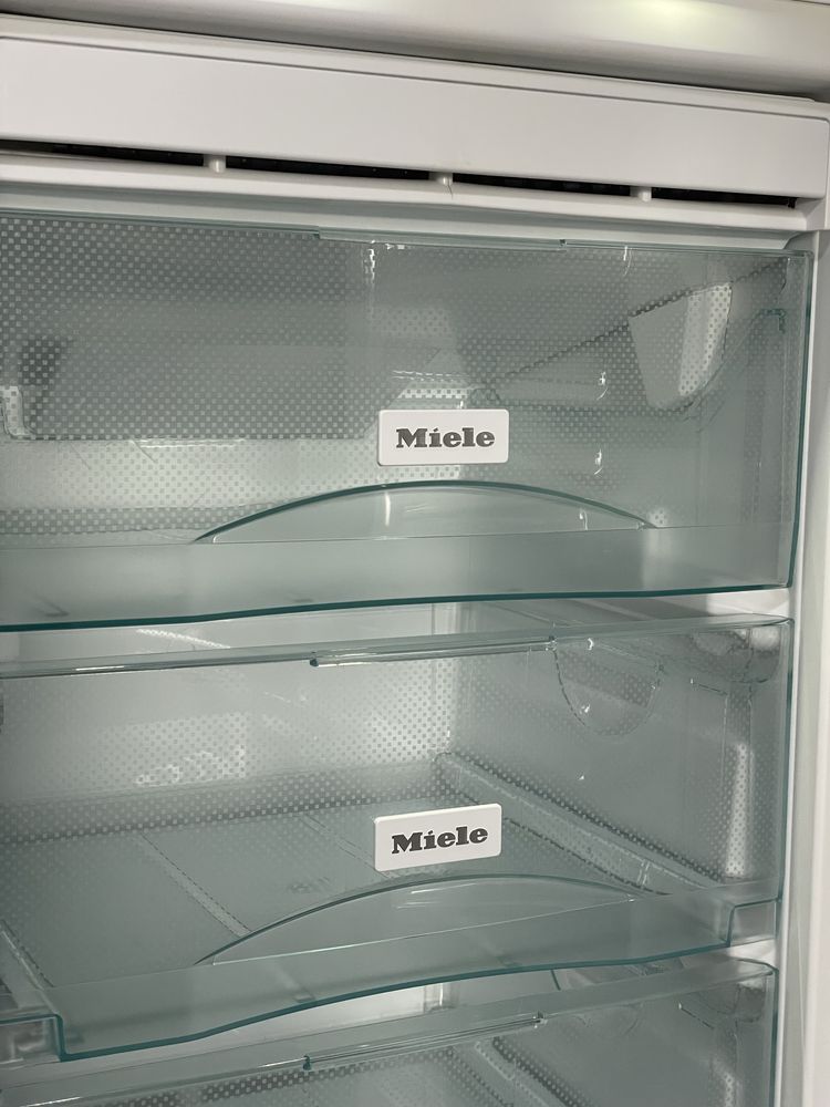 ПРЕМІУМ Морозильна камера Miele FNS 37402 вбудована Сенсорна ІДЕАЛ