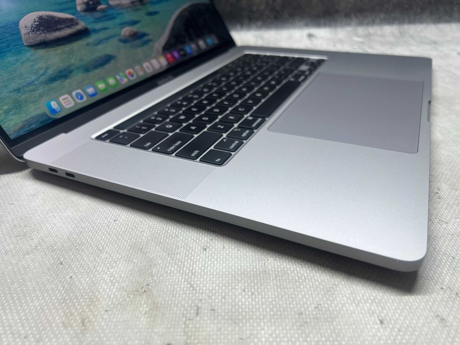 MacBook Pro / i7-9750H / 16GB DDR4 / 512SSD / Radeon Pro 5300M / 16 3K