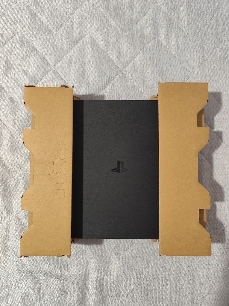 PS4 Slim 500GB + Comando Preto + Jogo FIFA 18 Na Caixa Original