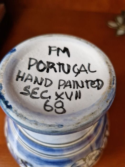 Pote cerâmica azul e branca.pintado à mão.