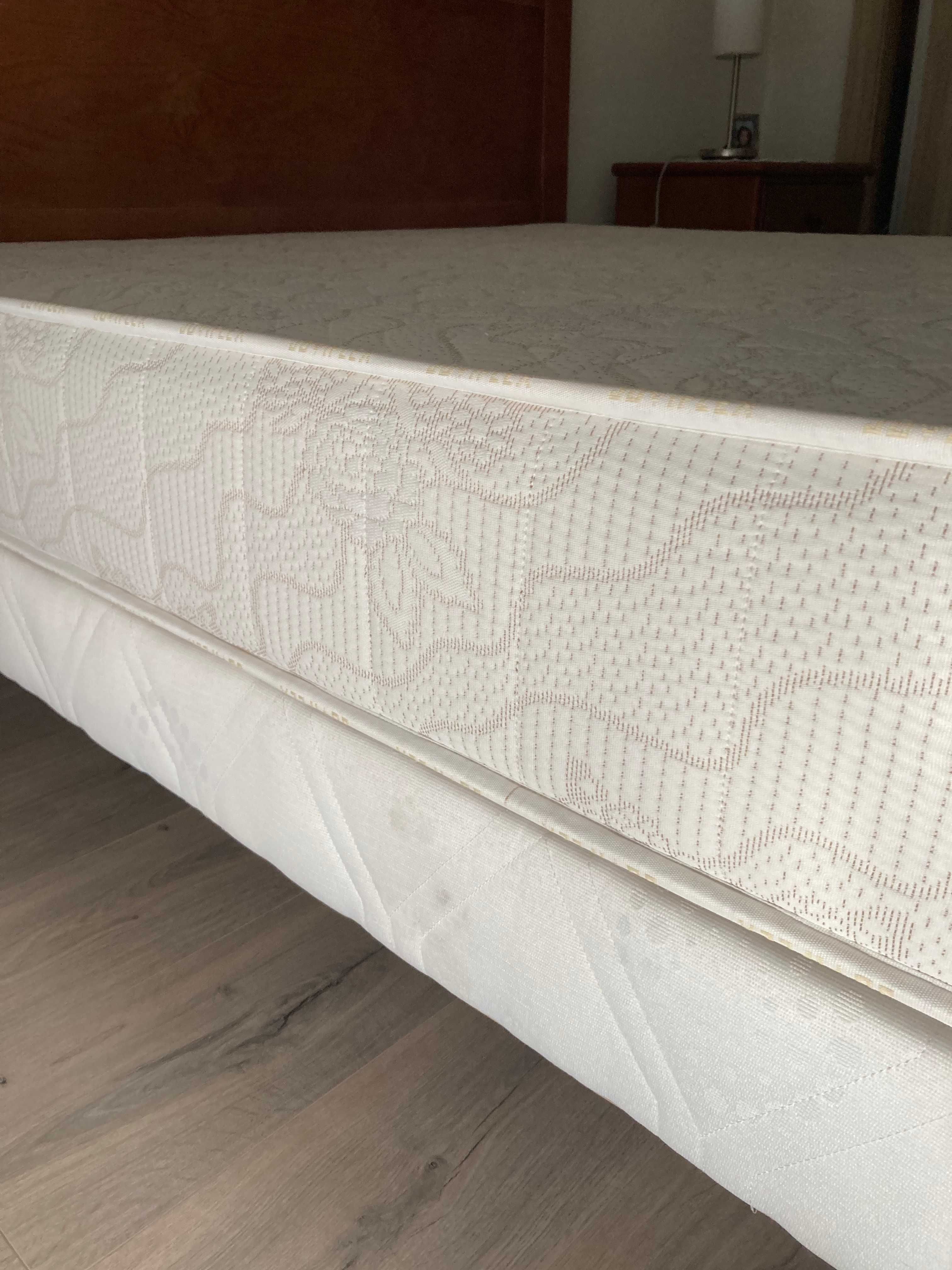 cama de casal com base de cama e colchao em parfeitas condiçoes
