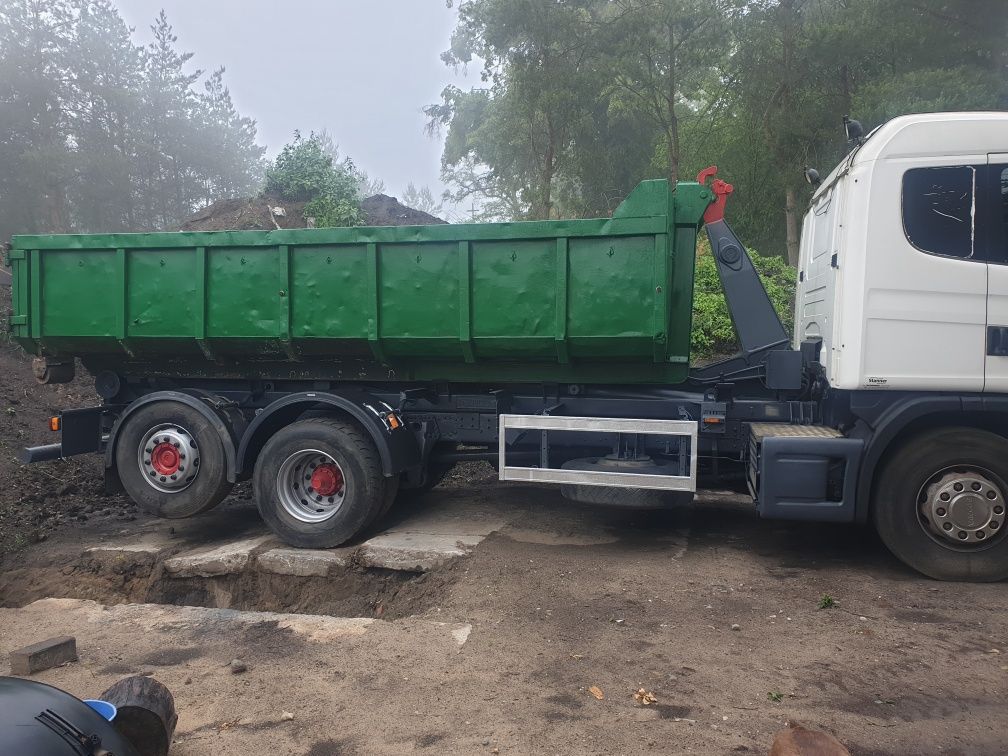 Hakowiec transport kontenerów hakowych