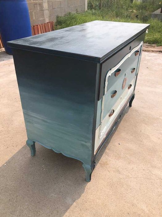 Cómoda restaurada com pintura em tons marinhos e puxadores em cobre