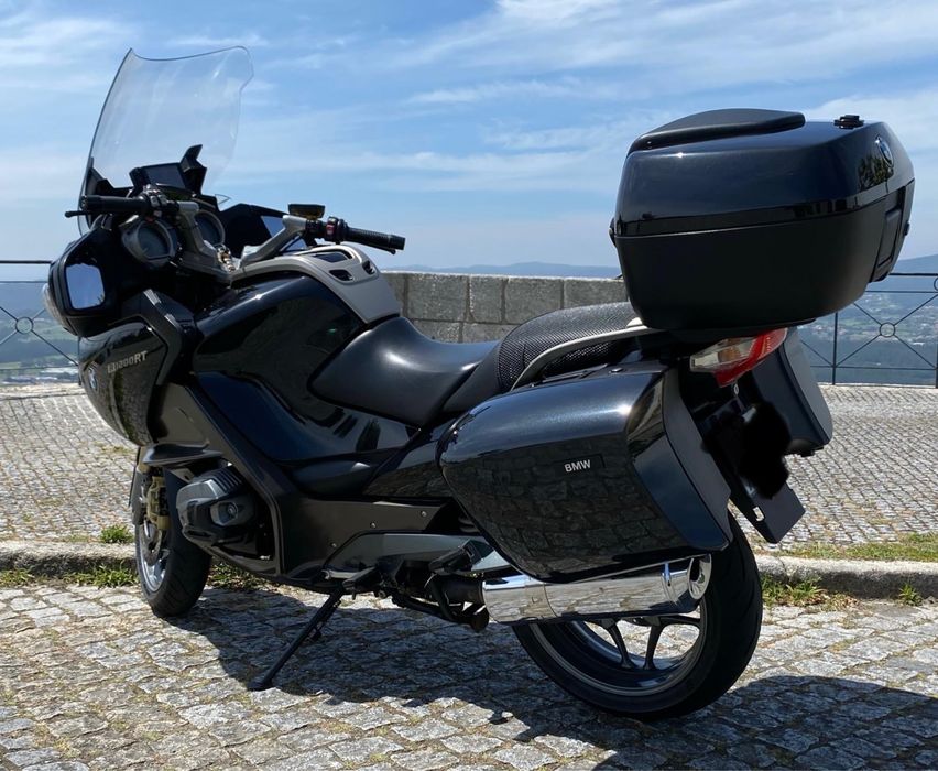 BMW R1200rt preta.