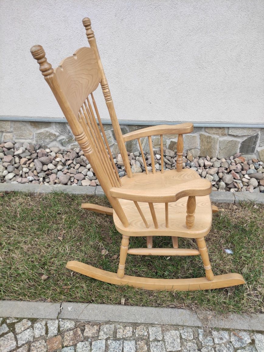 Idealny, dębowy fotel bujany z litego drewna.