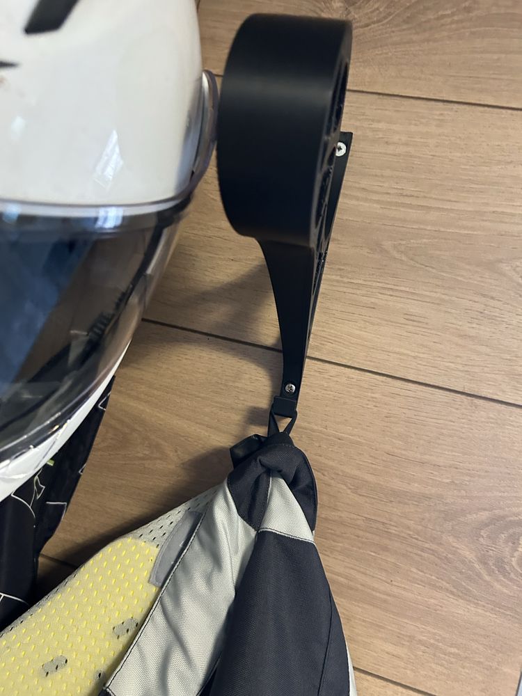 Wieszak motocyklowy na kask i kurtke