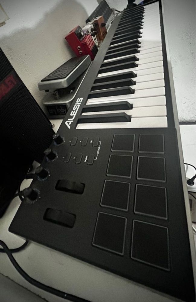 Controlador Alessis v49 + pedal sustain