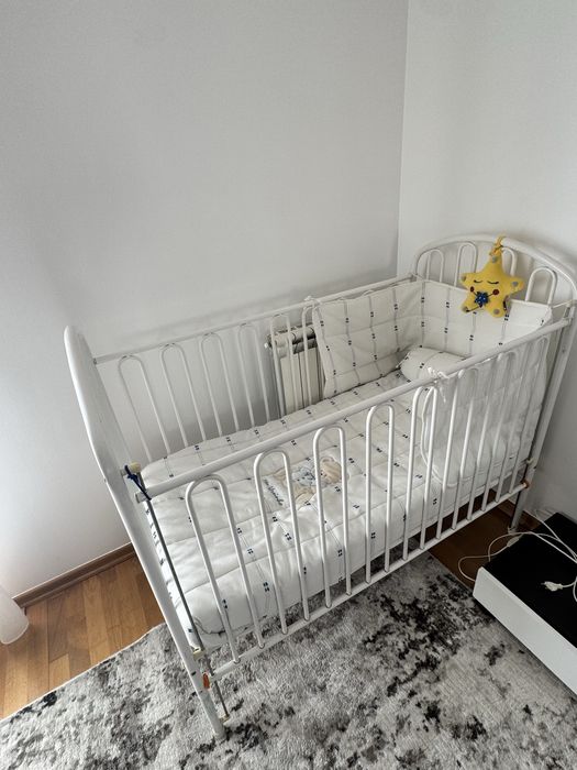 Berço com grades e roupa